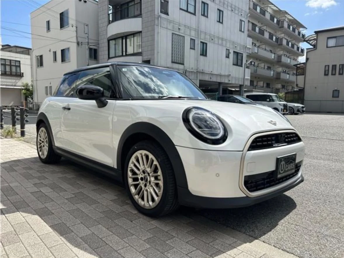 2025 2025 MINI COOPER C FAVOURED TRIM exterior view